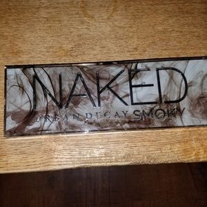 Urban Decay Naked Smoky  🎁FREE GIFT W/PURCHASE